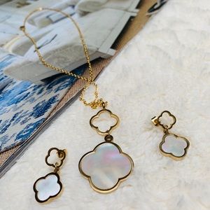 Fashion  Set of Gold Plated Necklace and Earrings